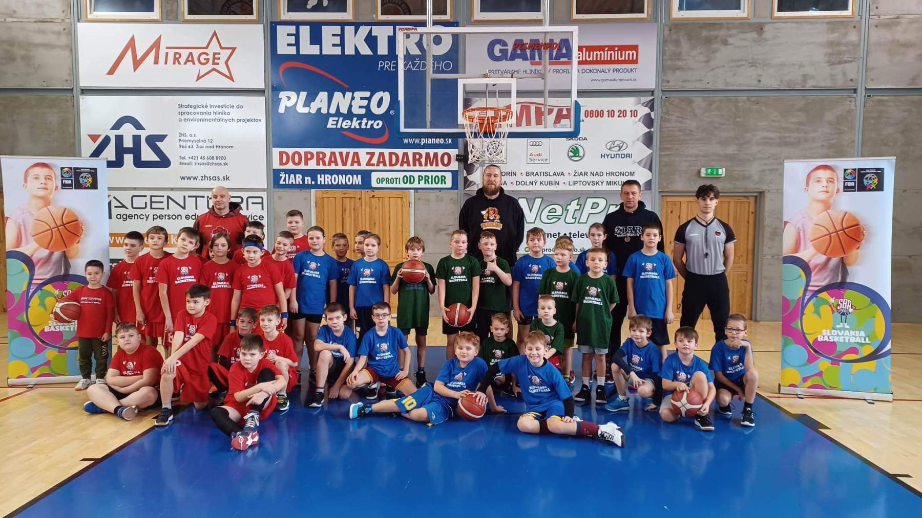 Read more about the article V športovej hale privítali naši najmladší hráči dve družstvá
