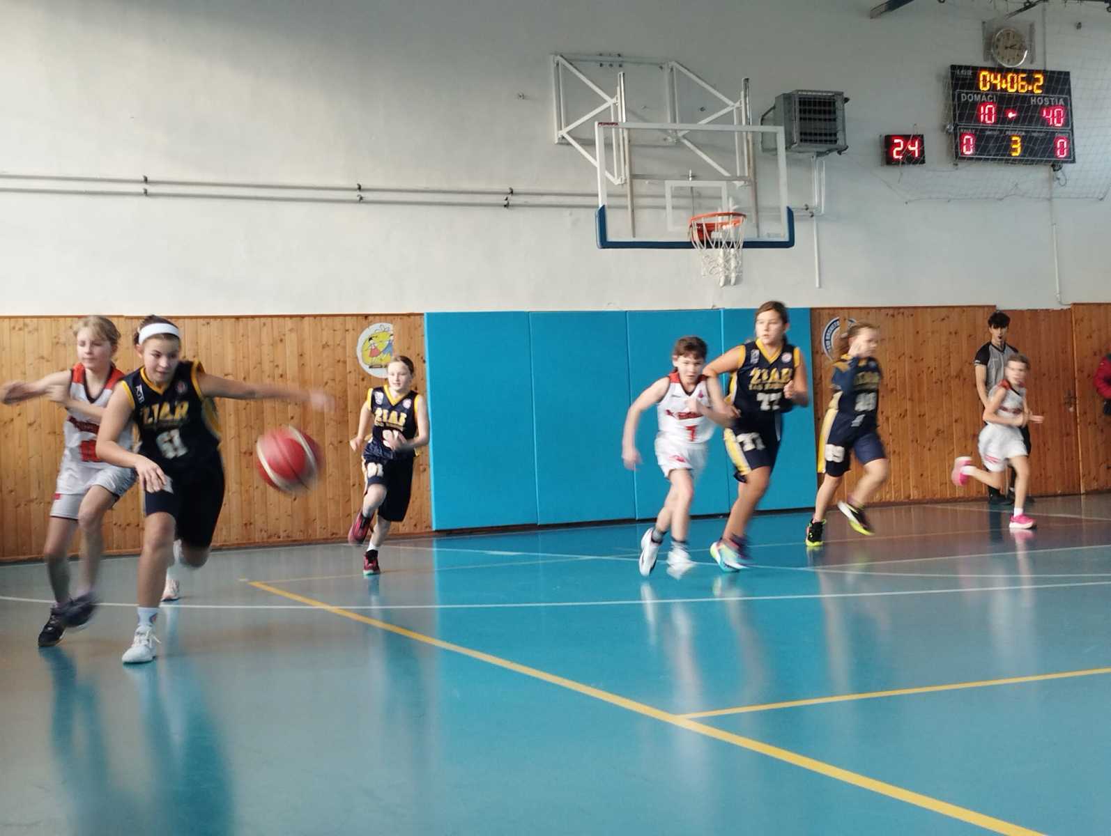 Read more about the article Prvé zápasy na domácej palubovke odohrali aj naše mladé basketbalistky
